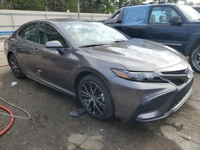 4T1G11AK8RU860957 - 2024 TOYOTA CAMRY SE NIGHT SHADE GRAY photo 4