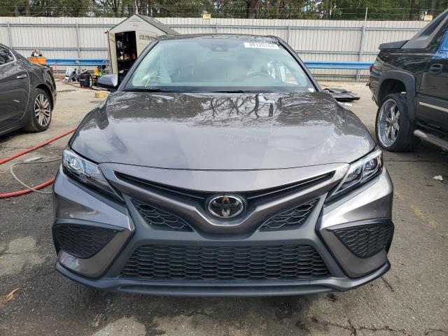 4T1G11AK8RU860957 - 2024 TOYOTA CAMRY SE NIGHT SHADE GRAY photo 5