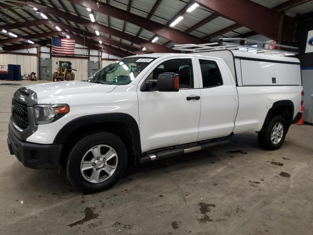 5TFCY5F17JX022749 - 2018 TOYOTA TUNDRA DOUBLE CAB SR/SR5 WHITE photo 1