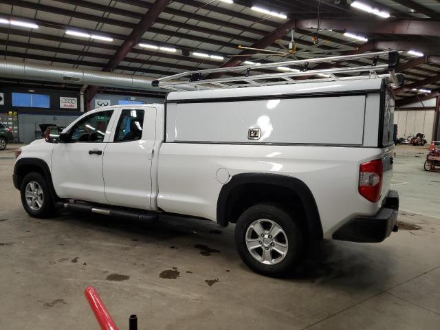 5TFCY5F17JX022749 - 2018 TOYOTA TUNDRA DOUBLE CAB SR/SR5 WHITE photo 2