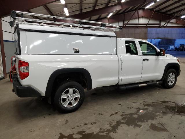 5TFCY5F17JX022749 - 2018 TOYOTA TUNDRA DOUBLE CAB SR/SR5 WHITE photo 3