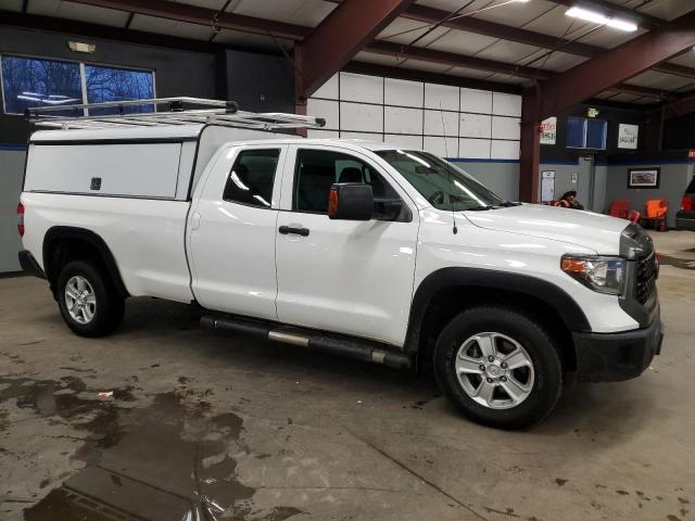 5TFCY5F17JX022749 - 2018 TOYOTA TUNDRA DOUBLE CAB SR/SR5 WHITE photo 4