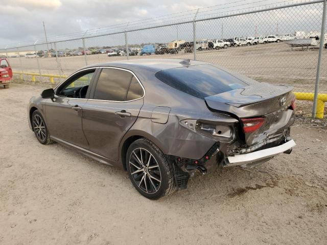 4T1G11AK7MU570928 - 2021 TOYOTA CAMRY SE GRAY photo 2