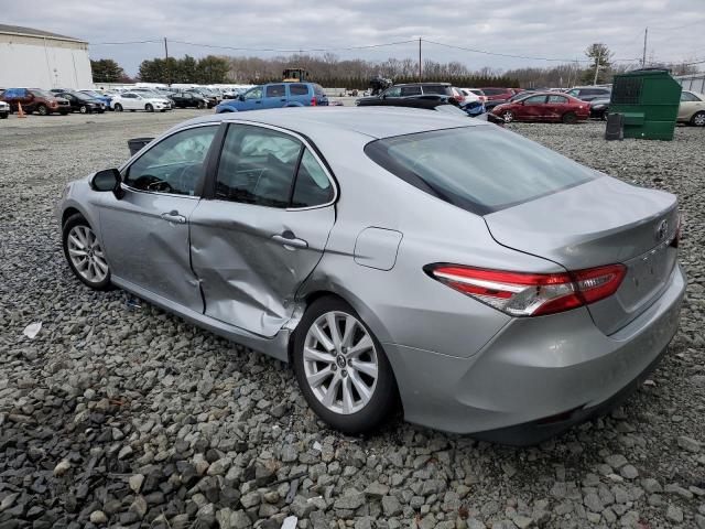 4T1B11HK6JU050747 - 2018 TOYOTA CAMRY L SILVER photo 2