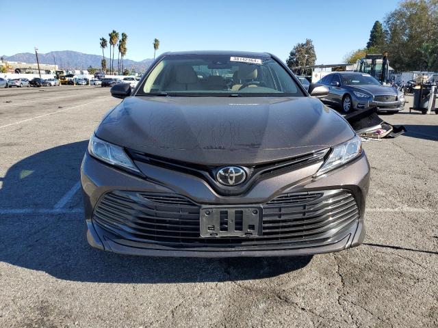 4T1B11HKXJU147305 - 2018 TOYOTA CAMRY L BROWN photo 5