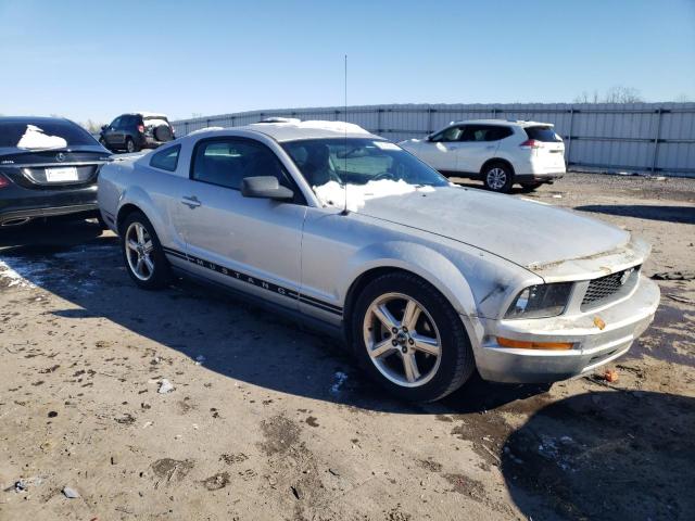 1ZVHT80N985130925 - 2008 FORD MUSTANG SILVER photo 4