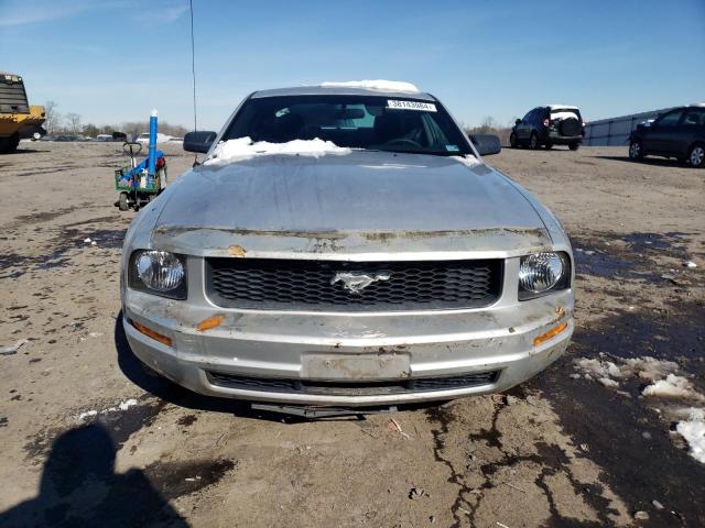 1ZVHT80N985130925 - 2008 FORD MUSTANG SILVER photo 5