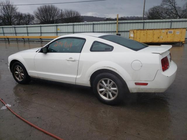 1ZVFT80N475333212 - 2007 FORD MUSTANG WHITE photo 2