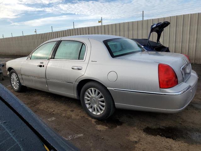 1LNHM81W44Y680111 - 2004 LINCOLN TOWN CAR EXECUTIVE SILVER photo 2
