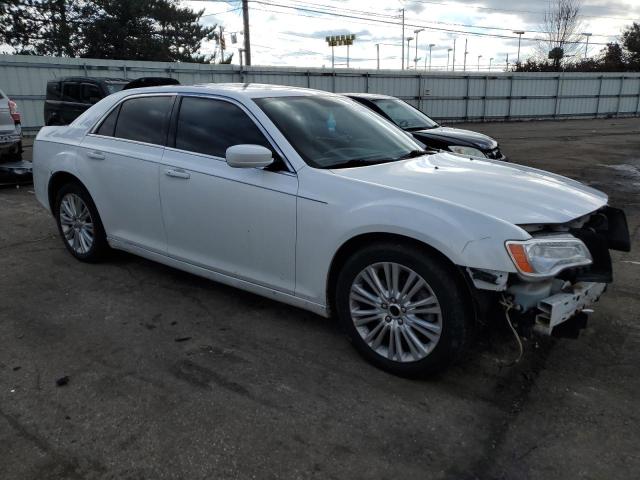 2C3CCARG7DH527985 - 2013 CHRYSLER 300 WHITE photo 4