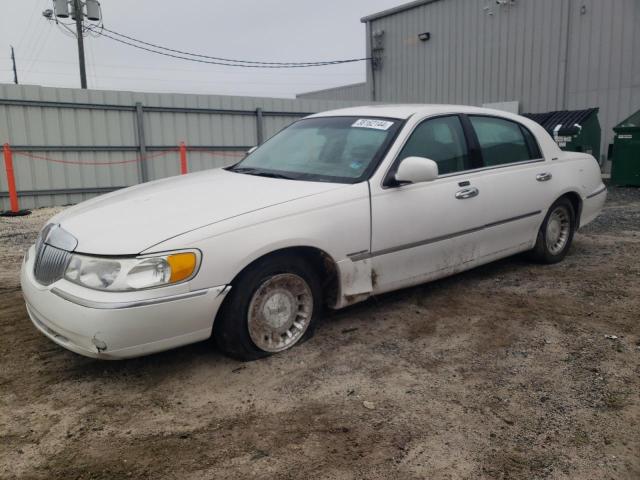 1LNHM81W01Y660868 - 2001 LINCOLN TOWN CAR EXECUTIVE WHITE photo 1