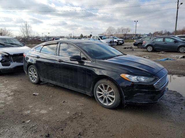 3FA6P0HD4HR263137 - 2017 FORD FUSION SE BLACK photo 4