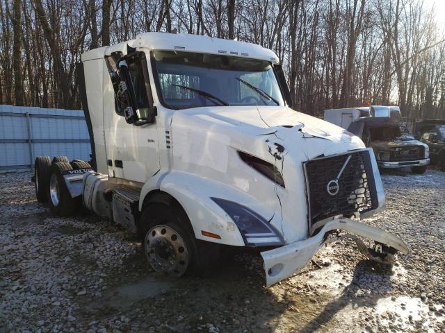 4V4WC9EH0PN604637 - 2023 VOLVO VNR WHITE photo 1