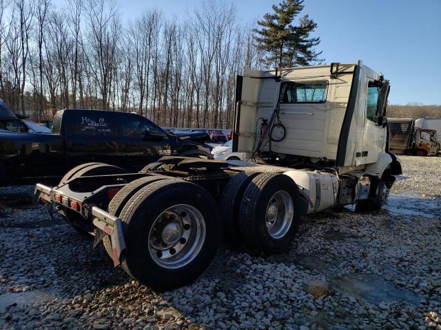 4V4WC9EH0PN604637 - 2023 VOLVO VNR WHITE photo 4