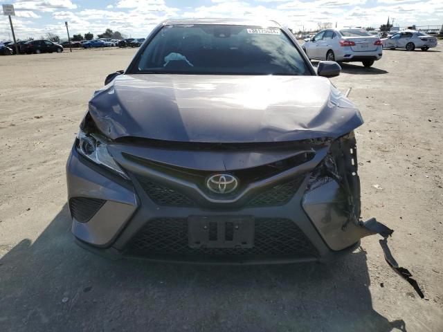 4T1G11AK1LU942598 - 2020 TOYOTA CAMRY SE GRAY photo 5