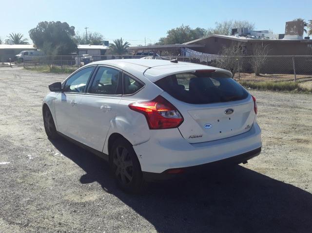 1FAHP3K26CL436682 - 2012 FORD FOCUS SE WHITE photo 3