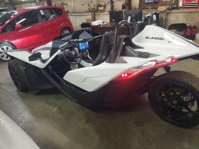 57XAASHD6M8143778 - 2021 POLARIS SLINGSHOT S WHITE photo 3