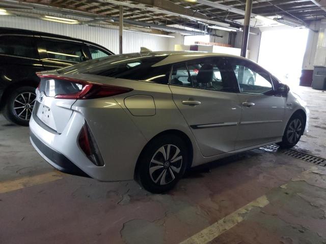 JTDKARFP5J3100982 - 2018 TOYOTA PRIUS PRIM SILVER photo 3