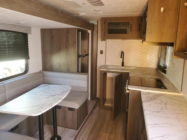 5ZT2CWRB9NJ130740 - 2022 FORV MOTORHOME WHITE photo 5