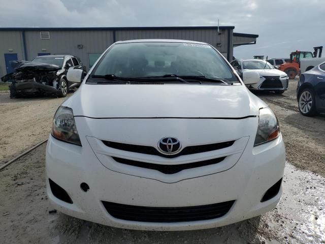 JTDBT923681207476 - 2008 TOYOTA YARIS WHITE photo 5