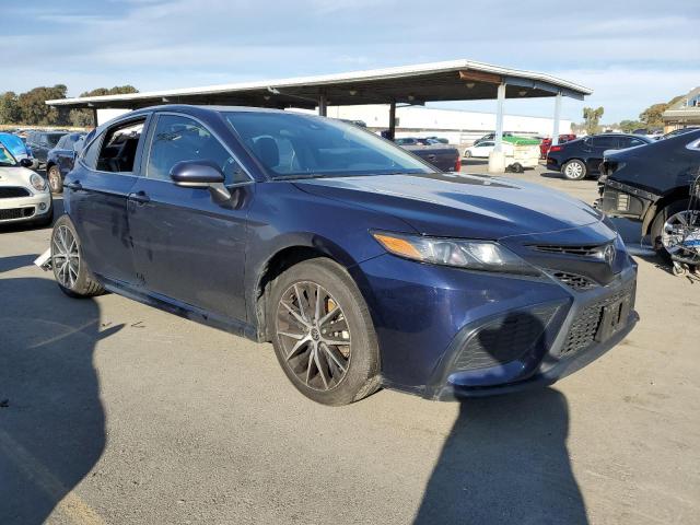 4T1G11AK2MU418118 - 2021 TOYOTA CAMRY SE BLUE photo 4