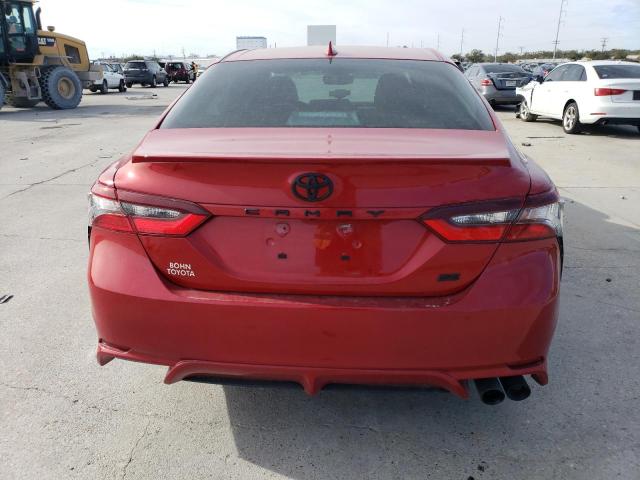 4T1G11AK2NU065235 - 2022 TOYOTA CAMRY SE RED photo 6