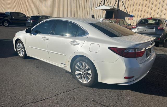 JTHBW1GG2D2013339 - 2013 LEXUS ES 300H WHITE photo 3