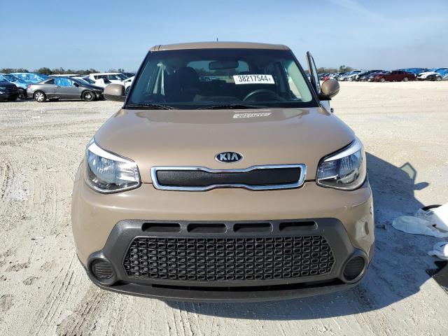 KNDJN2A26G7266271 - 2016 KIA SOUL TAN photo 5