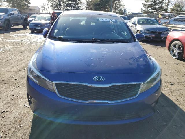 3KPFL4A78HE145360 - 2017 KIA FORTE LX BLUE photo 5