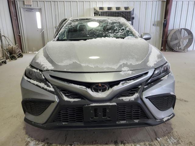 4T1G11AK6MU441935 - 2021 TOYOTA CAMRY SE SILVER photo 5