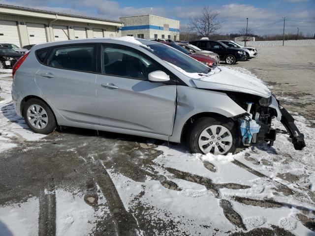 KMHCT5AE2HU325714 - 2017 HYUNDAI ACCENT SE SILVER photo 4