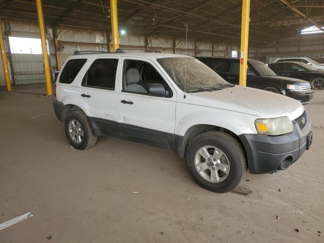 1FMYU93125KA04669 - 2005 FORD ESCAPE XLT WHITE photo 4