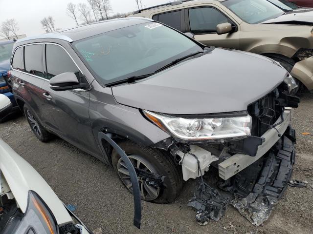 5TDKZRFH0HS217850 - 2017 TOYOTA HIGHLANDER SE GRAY photo 4