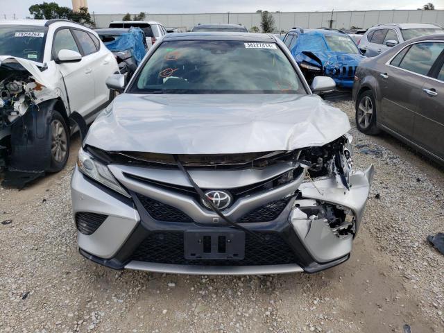 4T1BZ1HK6JU003825 - 2018 TOYOTA CAMRY XSE SILVER photo 5