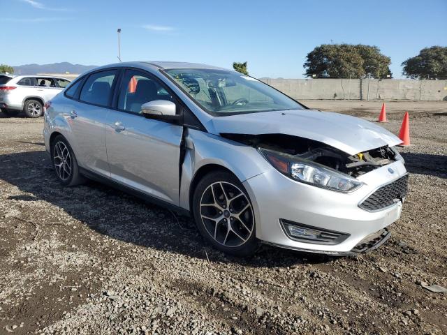 1FADP3H22JL322620 - 2018 FORD FOCUS SEL SILVER photo 4