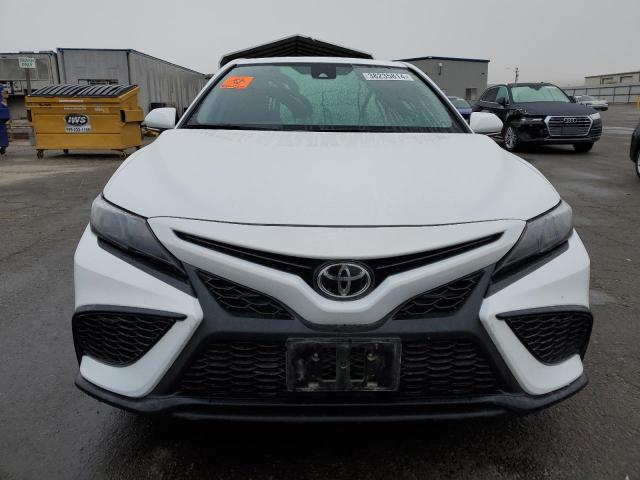 4T1G11AK3NU697287 - 2022 TOYOTA CAMRY SE WHITE photo 5