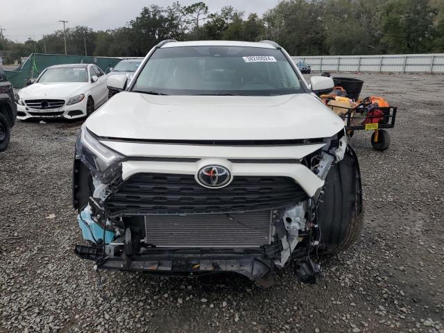 2T3C1RFV5NW232100 - 2022 TOYOTA RAV4 XLE PREMIUM WHITE photo 5