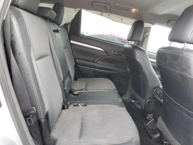 5TDBKRFHXFS147713 - 2015 TOYOTA HIGHLANDER LE SILVER photo 11