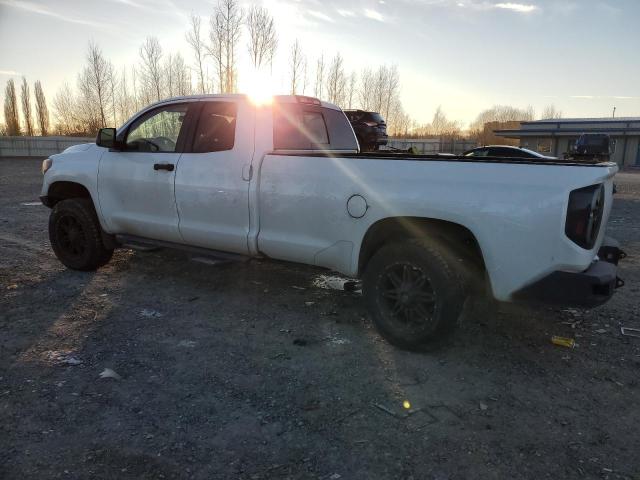 5TFCY5F16HX021750 - 2017 TOYOTA TUNDRA DOUBLE CAB SR/SR5 WHITE photo 2