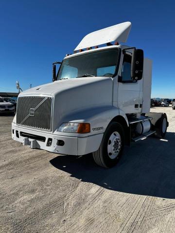 4V4M22GF9YN794680 - 2000 VOLVO VN WHITE photo 2