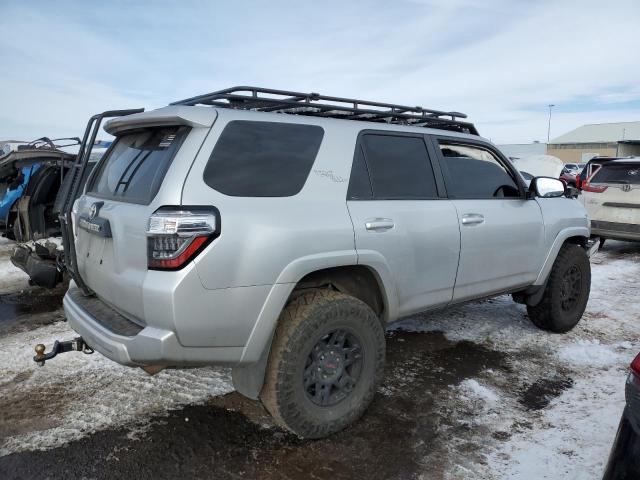 JTEBU5JR1J5534082 - 2018 TOYOTA 4RUNNER SR5/SR5 PREMIUM SILVER photo 3