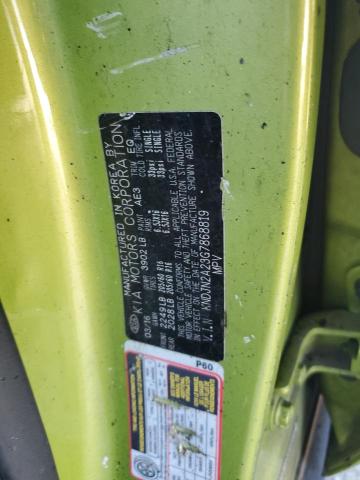 KNDJN2A23G7868819 - 2016 KIA SOUL GREEN photo 13