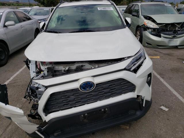 JTMB6RFV1MJ012186 - 2021 TOYOTA RAV4 XLE PREMIUM WHITE photo 5