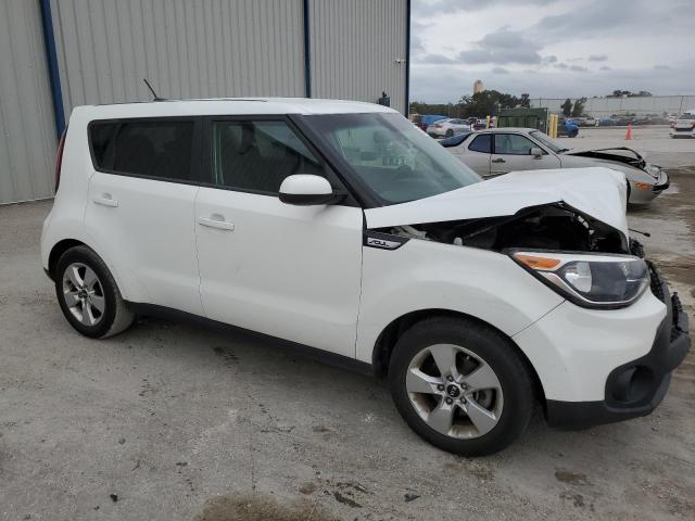 KNDJN2A23H7447801 - 2017 KIA SOUL WHITE photo 4