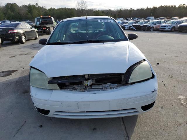 1FAFP34N65W279834 - 2005 FORD FOCUS ZX4 WHITE photo 5