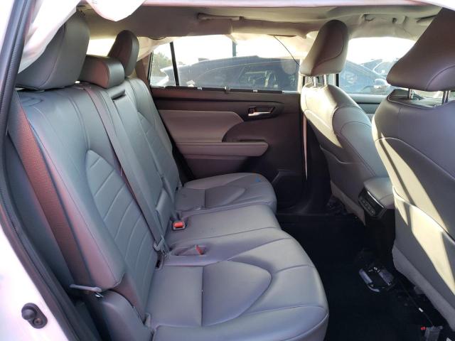 5TDGZRBH6NS572769 - 2022 TOYOTA HIGHLANDER XLE WHITE photo 11