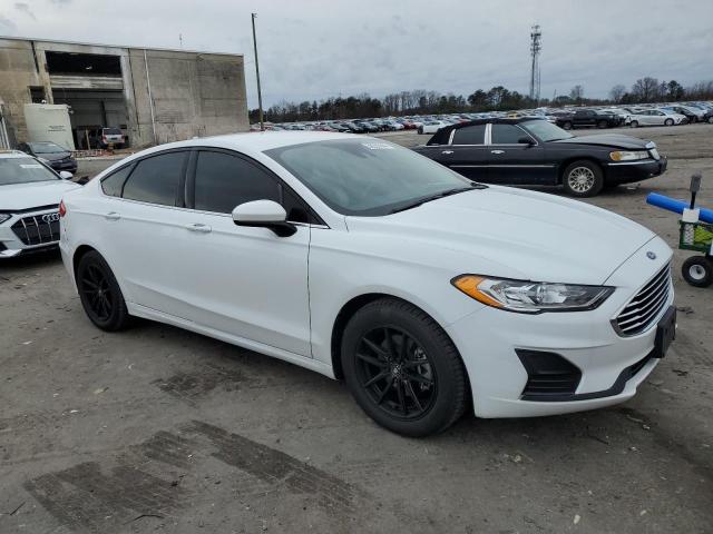 3FA6P0HD5LR261244 - 2020 FORD FUSION SE WHITE photo 4