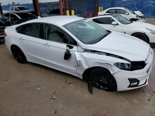 3FA6P0HD4KR229545 - 2019 FORD FUSION SE WHITE photo 4