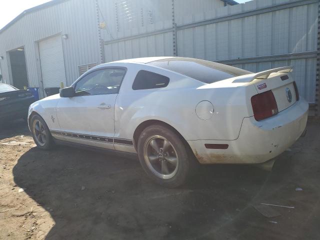 1ZVHT80N565102715 - 2006 FORD MUSTANG WHITE photo 2