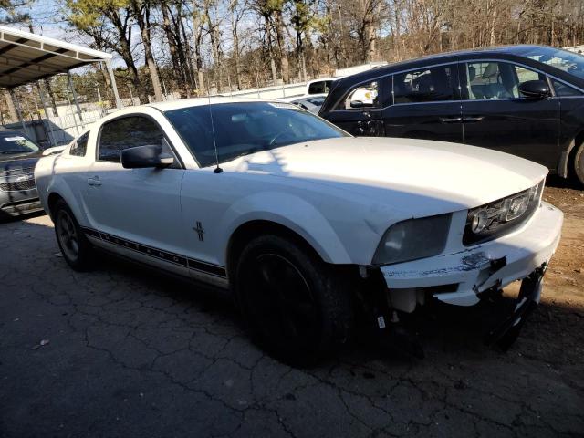 1ZVHT80N565102715 - 2006 FORD MUSTANG WHITE photo 4